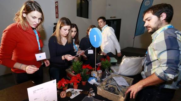 HP celebra su reunión anual en León y muestra su lado social con el montaje de muebles para pisos en tránsito