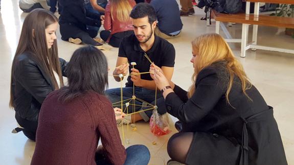 El concurso 'Team Building Games' recoge 220 kilos de alimentos en Económicas