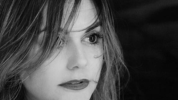 Isabel Llanos presenta ‘Libro rojo: prostíbulo poético’ en Veguellina de Órbigo