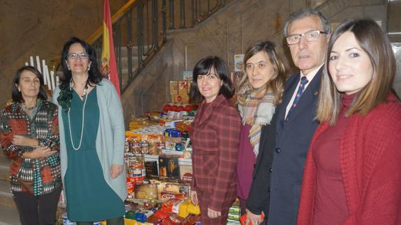 La subdelegada del Gobierno entrega 550 kg de alimentos recogidos en la provincia