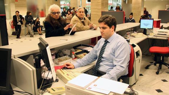 La fuerte destrucción de empleo dispara los sueldos del sector bancario en Castilla y León