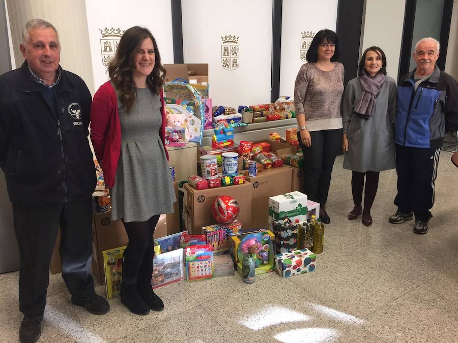 La Delegación Territorial de la Junta entrega juguetes y alimentos a Cruz Roja y Banco de Alimentos de León