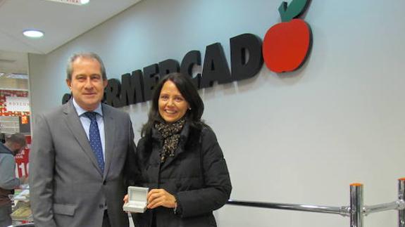 Una leonesa recibe uno de los 10 anillos de diamantes que sortea El Corte Inglés para celebrar su 75 aniversario