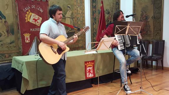 El Solito Trovador presenta el sábado en Val de San Lorenzo el libro-disco 'Hay que seguir cantando'