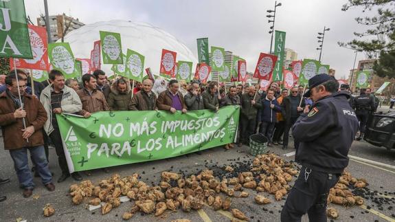 Los Reyes Magos de Asaja con una comitiva de 300 agricultores entregan carbón a Montoro por su impuesto dulce