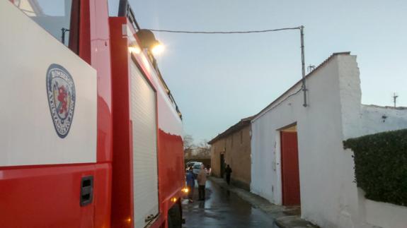 El incendio de una vivienda antigua en Villalquite provoca graves daños materiales