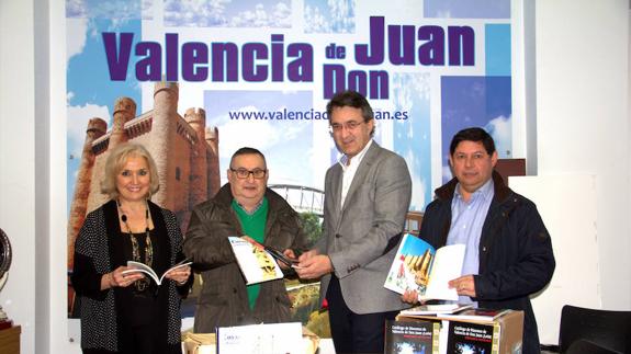 El cronista oficial de Valencia de Don Juan dona 600 libros de su autoría al Ayuntamiento coyantino
