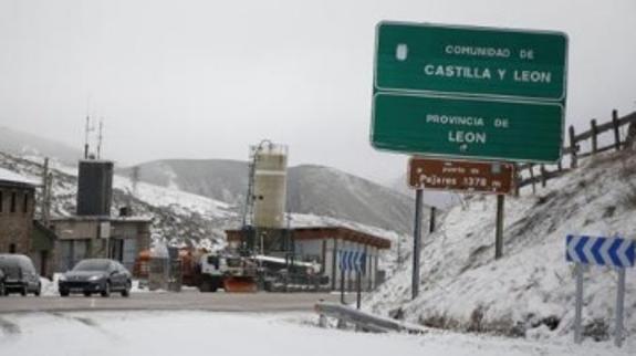 La nieve obliga al uso de cadenas en San Isidro y Leitariegos