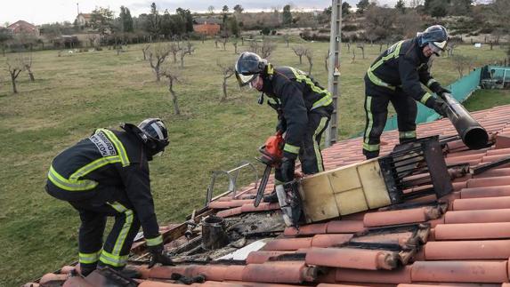 Los bomberos de León sofocan un fuego que daña gravemente una vivienda en Lorenzana