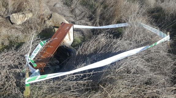 Investigan la aparición de un ataúd con restos humanos en un vertedero del Burgo Ranero