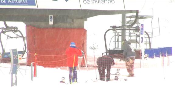 San Isidro y Leitariegos arrancarán este miércoles la temporada de esquí más tardía de León con 7 kilómetros esquiables