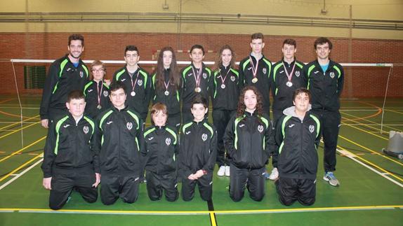 Doce medallas leonesas en el circuito autonómico de bádminton