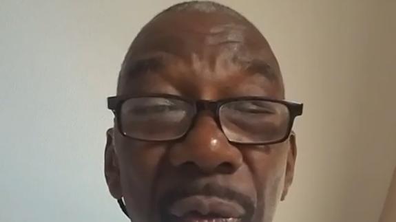 Hollis vuelve para apoyar al Fundación