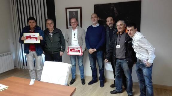La plataforma 'Más vuelos para León' lleva al ayuntamiento de Villandangos algunas de sus ideas