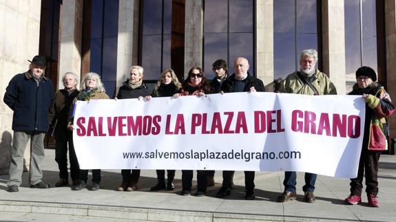 'Salvemos la Plaza del Grano' pide a la Junta que solo autorice la conservación y rehabilitación y clama el rechazo social