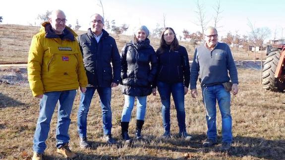 Cementos Cosmos dona 350 árboles para los cursos de Proyecto Hombre en el Bosque Didáctico