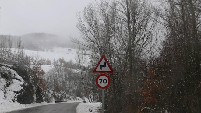 La nieve mantiene cortadas las carreteras de Aralla de Luna y Lugueros