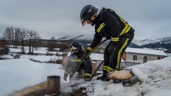 La combustión de una chimenea provoca un incendio en una vivienda de La Mata de la Riba