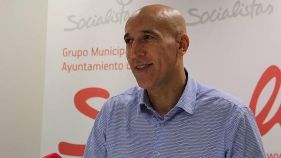 El PSOE critica la «mala gestión» del ayuntamiento al superar el 45% de contratos mediante adjudicación directa y sin publicidad