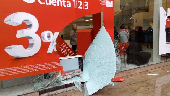 La Policía busca al vehículo que se empotró esta mañana contra la oficina del Santander en Lazúrtegui y se dio la fuga