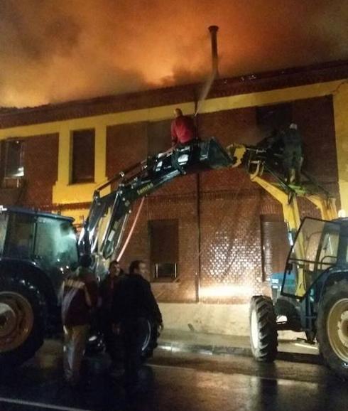 El fuego consume una vivienda antigua en Villadangos del Páramo