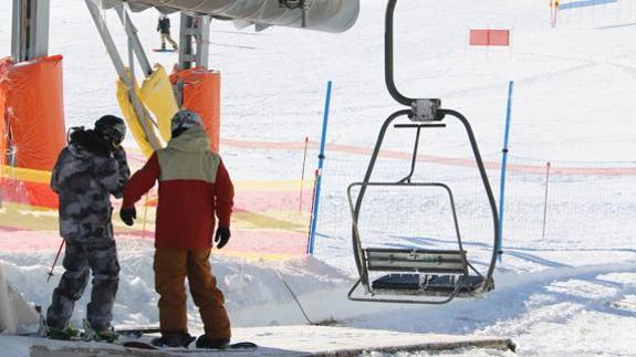 El viento condiciona el fin de semana en las estaciones leonesas que registran 965 esquiadores