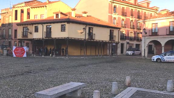 La Policía Local interviene para poder permitir el desarrollo de las obras en la Plaza del Grano