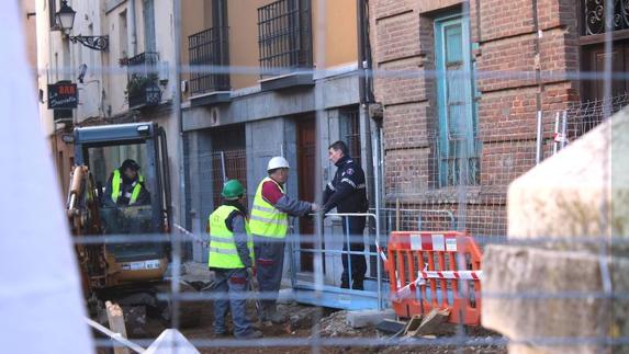 La tensión no abandona la Plaza del Grano mientras continuan los trabajos en la calle Capilla
