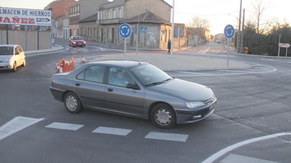 Concluye la nueva rotonda de Veguellina de Órbigo, que regula un conflictivo cruce de seis calles