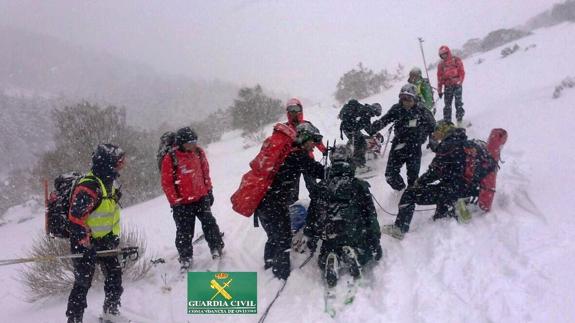 El Greim rescata a dos personas en Pajares tras remolcarles en camilla tres horas por la nieve