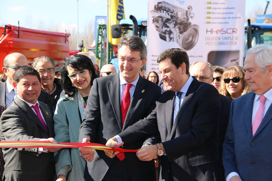 Carriedo ve en la Feria de Valencia de Don Juan un ejemplo de «dinamismo del mundo rural»