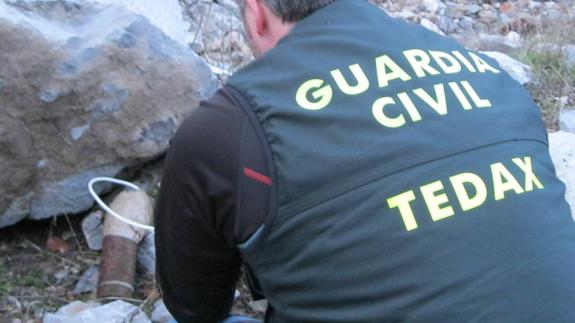 La Guardia Civil destruye un proyectil de artillería de la Guerra Civil en Burón