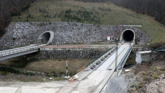 La Guardia Civil investiga a tres empresas de la variante de Pajares por supuestos sobornos