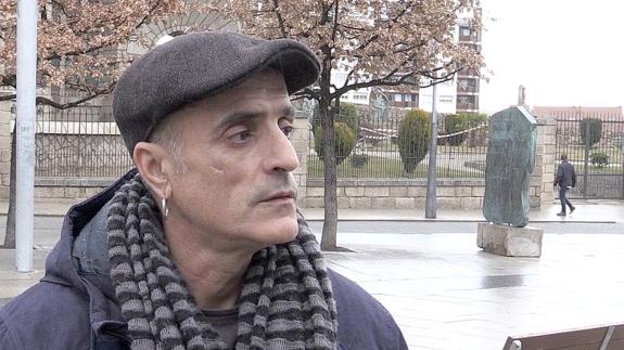 «Recuerdo sus gafas doradas y su pelo rubio... con la linterna buscaba a las víctimas»