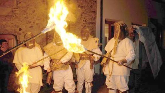 Hoguera y cencerros para la Zafarronada de Riello