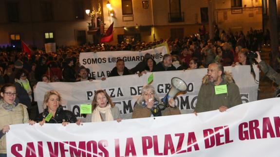 La Plaza del Grano cita a cientos de 'fieles' mientras el Ayuntamiento ejemplifica el respeto a su modelo