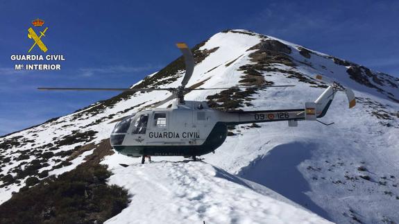 Rescatan a una mujer que se lesionó un tobillo cuando hacía una ruta con raquetas de nieve en Puebla de Lillo