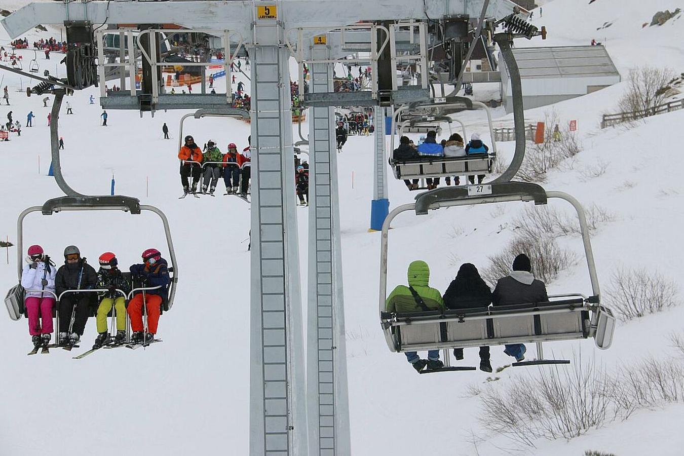 Las estaciones invernales de la provincia reciben a 16.670 esquiadores durante el puente de Carnaval