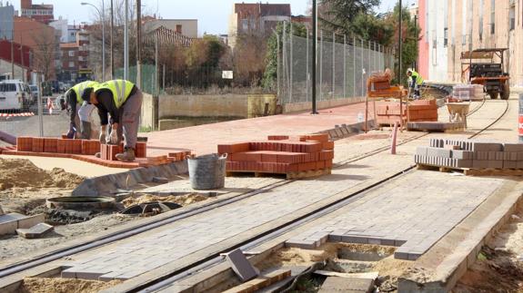 La integración de Feve 'avanza' con el adoquinado de la zona peatonal en el entorno del apeadero de la Asunción