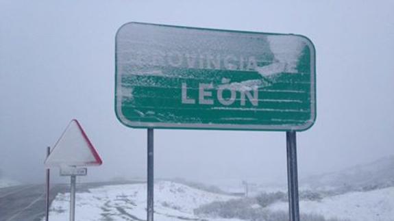 La nieve obliga al uso de cadenas en dos tramos de carretera en León