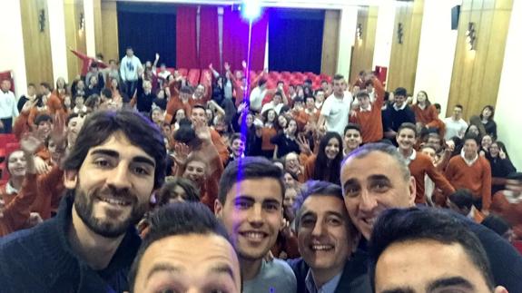 La Cultural visita a los alumnos del Divina Pastora