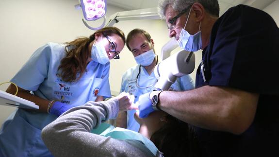La Clínica Solidaria del Colegio de Dentistas de León ofreció tratamiento 250 personas sin recursos