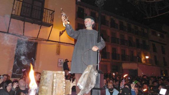 Genarín evita su paso por la Plaza del Grano y sus cofrades piden «que se rehabilite por el sistema tradicional»