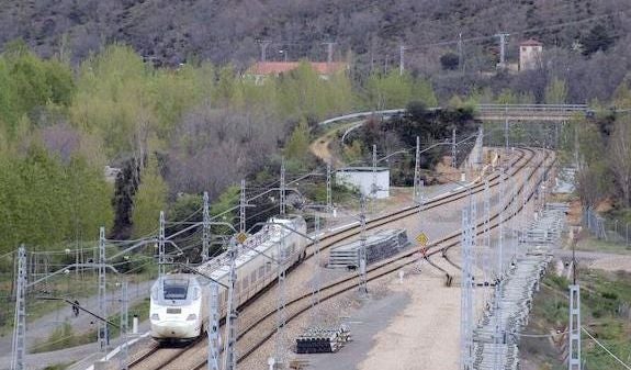 El proyecto de 200 millones de euros para el AVE León-La Robla se queda en 18 y desata una lluvia de críticas