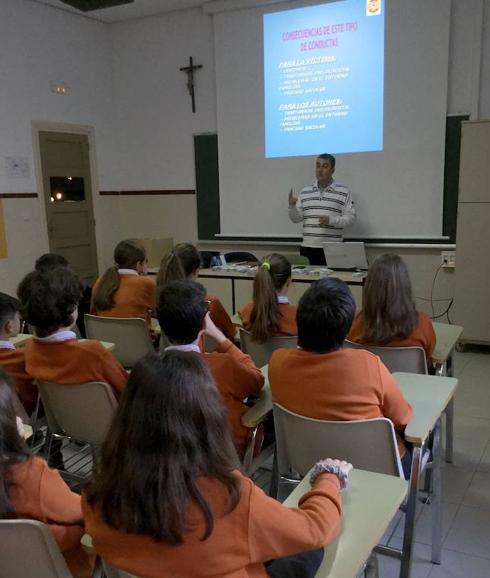 El grupo Paidos de la Policía da una charla sobre el acoso escolar en el colegio Divina Pastora