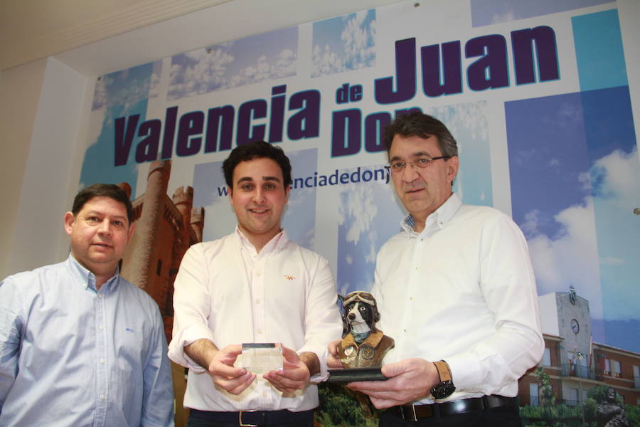 El aeródromo de Pajares estrecha lazos con el Ayuntamiento de Valencia de Don Juan