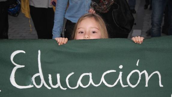 Alumnos, profesores y padres exigen al PP revertir una educación sólo para la élite y garantizar un derecho fundamental