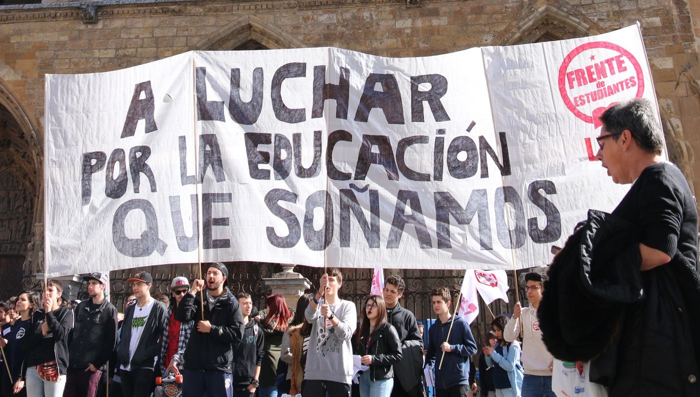 Los estudiantes llevan a la calle su guerra contra la Lomce, paralizan la actividad docente y piden inversión y becas