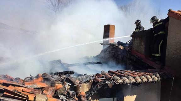 Un fuego reduce a escombros una vivienda en Valduvieco