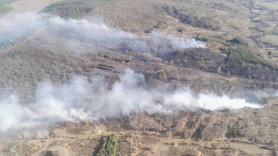 Medios aéreos y terrestres trabajan en la extinción de un incendio en Valporquero de Rueda